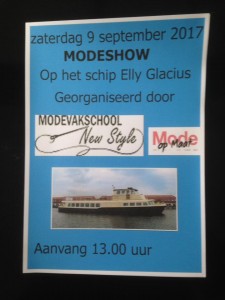 Zaterdag 9 september geeft Modevakschool New Style met haar leerlingen modeshows in het centrum van Zaandam. Het schip Elly Glacius zal naast het Zaantheater aanmeren. Graag nodigen wij jullie uit om ons tussen 13.00 uur en 15.30 een van onze modeshows bij te komen wonen. 